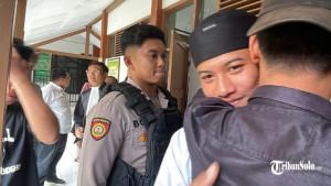 Sejumlah-teman-mendatanginya-dalam-sidang-tersebut.jpg