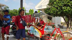 Sejumlah-tukang-becak-saat-ditemui-di-depan-Benteng-Vastenburg-2.jpg