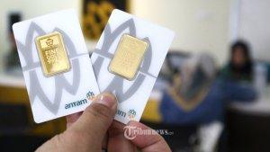 Seorang-konsumen-memperlihatkan-emas-batangan-atau-logam-mulia.jpg