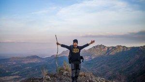 Seorang-pendaki-berdiri-di-puncak-Gunung-Gajah-Mungkur.jpg