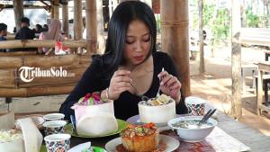 Seorang-pengunjung-tengah-menyantap-bakso-kelapa-muda-di-Bakso-Sera-Simo-Boyolali-Minggu-289.jpg