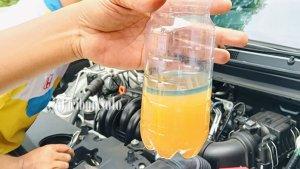Seorang-pria-menunjukkan-botol-berisi-BBM.jpg