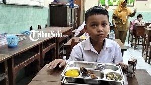 Seorang-siswa-SD-N-Purwodiningratan-menikmati-makan-bergizi-gratis-Senin-1312025.jpg