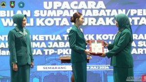 Serah-terima-jabatan-Ketua-Tim-Penggerak-PKK-Solo-dari-Selvi-Ananda-ke-Mukilah-Budi-Murtono.jpg