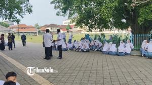 Siswa-siswi-SMKN-3-Solo-tengah-bersiap-di-Alun-alun-Kidul-Keraton-Solo-Rabu-5112025.jpg