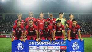 Skuad-klub-Persis-Solo-berfoto-bersama-sebelum-Derby-Mataram.jpg