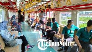 Suasana-Kereta-Rel-Listrik-KRL-jalur-Stasiun-Solo-Balapan.jpg
