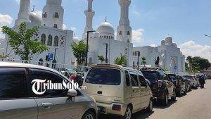 Suasana-di-Masjid-Raya-Sheikh-Zayed.jpg