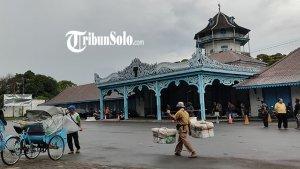 Suasana-di-depan-Keraton-Kasunanan-Surakarta.jpg