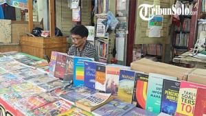 Suasana-di-deretan-kios-buku-belakang-Taman-Sriwedari-Solo.jpg