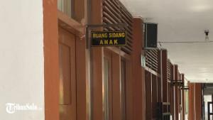 Suasana-di-luar-ruang-sidang-di-Pengadilan-Negeri-PN-Sukoharjo.jpg