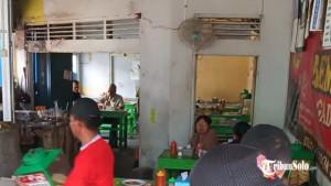Suasana-di-warung-bakso-Remaja-Gading-3.jpg