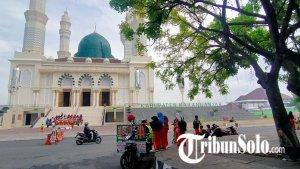 Suasana-jalan-depan-Masjid-Agung-Karanganyar-yang-masih-ditempati-PKL-Jumat-1762022.jpg