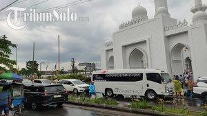 Suasana-kendaraan-dari-pengunjung-ci-Masjid-Raya-Sheikh-Zayed-Kelurahan-G.jpg