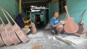 Suasana-proses-pengamplasan-finishing-pembuatan-gitar-di-Desa-Ngrombo.jpg