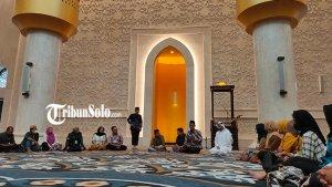Suasana-simulasi-pelaku-wisata-saat-berkunjung-ke-Masjid-Raya-Sheikh-Zayed-Solo.jpg
