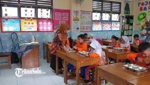 Suasana-siswa-siswi-kelas-1-A-SDN-Sondakan-Solo-saat-menyantap-Makan-Bergizi-Gratis-MBG.jpg