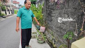 Sumarman-menunjukkan-saluran-air-warga-yang-terdampak-limbah-SPPG-Banyuanyar-3.jpg