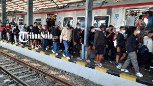 Suporter-PSS-Sleman-nampak-menunggu-kedatangan-KRL.jpg