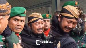 TANGIS-PUTRA-PB-XIII-Tangis-Putra-Dalem-KGPH-Hangabehi-pecah-saat-jenazah-Sinuhun-Pakubuwono-XIII.jpg