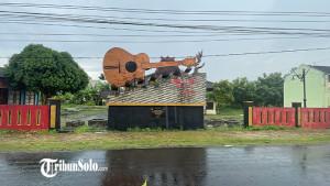 TUGU-GITAR-Tugu-Gitar-di-Desa-Ngrombo-Kecamatan-Baki-Kabupaten-Sukoharjo-Jumat-7112025.jpg