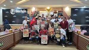 TUNTUT-LMKN-BUBAR-Sejumlah-pegiat-industri-kreatif-mendatangi-DPRD-Surakarta-Jumat-2282025.jpg