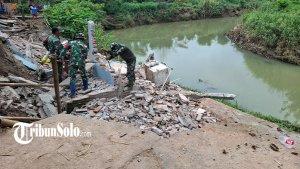 Talut-di-tepi-aliran-Sungai-Mungkung-di-Kampung-Ngangin-Karangtengah-Sragen-amblas-6-meter.jpg