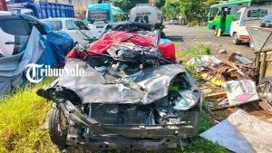 Tampak-depan-mobil-Hyundai-Avega-yang-ringsek-pasca-menabrak-truk-tronton-di-Jalan-Tol-Solo-Ngawi.jpg