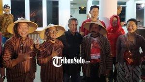 Teguh-daftar-ke-KPU-jalan-kaki.jpg
