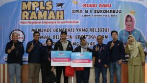 Telkomsel-menyerahkan-secara-simbolis-bantuan-pendidikan-senilai-total-Rp60-juta.jpg