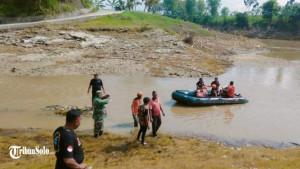Tim-SAR-di-Kabupaten-Sragen-menyusuri-Sungai-Bengawan-Solo.jpg