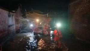 Tim-SAR-mengevakuasi-korban-banjir-di-Dukuh-Ngledok.jpg