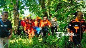 Tim-SAR-mengevakuasi-korban-yang-hanyut-di-Kali-Plumpung-Sragen.jpg