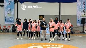 Tim-basket-putri-SMP-ABBS-Surakarta-menerima-piala-juara-1.jpg