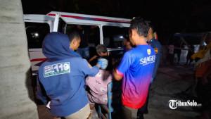 Tim-gabungan-mengevakuasi-seorang-pasien-dengan-obesitas-2.jpg