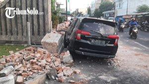 Toyota-Calya-gapura-batas-kota.jpg