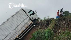Truk-boks-terjun-jurang-SSB.jpg