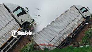 Truk-boks-terperosok-ke-jurang-di-tikungan-tajam.jpg