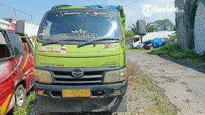 Truk-dump-yang-ditabrak-oleh-motor-Honda-Vario-AD-5406-ID-di-badan-jalan-Solo-Semarang.jpg