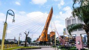 Tugu-Keris-yang-berada-di-dekat-Jembatan-Tirtonadi.jpg