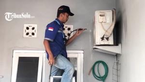 Tukang-servis-AC-melakukan-pembersihan-AC-di-rumah-warga-Kecamatan-Grogol-Sukoharjo.jpg