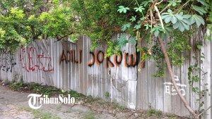 VANDALISME-ADILI-JOKOWI-DI-SOLO-Vandalisme-Adili-Jokowi-muncul-di-sejumlah-titik-di-kota-Solo.jpg