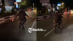 Viral-video-pemotor-ugal-ugalan-di-Sragen-Jateng-bikin-warganet-kesal.jpg
