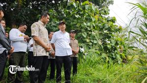 Wakil-Menteri-Sosial-Agus-Jabo-Priyono-meninjau-lahan-51-hektar-di-Bendosari-Sukoharjo.jpg