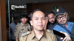 Wali-Kota-Solo-Respati-Ardi-saat-ditemui-di-Kantor-Kelurahan-Pasar-Kliwon-Solo-Senin-332025.jpg