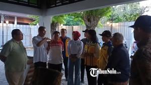 Wamen-PU-Diana-Kusumastuti-tinjau-gedung-Sekretariat-DPRD-Solo-yang-terbakar-akibat-kerusuhan.jpg