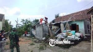 Warga-dan-relawan-gotong-royong-membersihkan-rumah-warga-yang-terdampak-angin-lesus-di-Klaten.jpg
