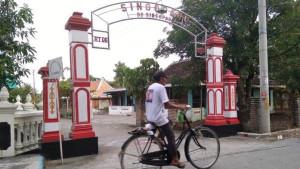 Warga-melintasi-Kantor-Kepala-Desa-Singopadu.jpg