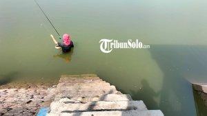 Warga-memancing-di-tepi-Waduk-Kembangan-Kecamatan-Karangmalang-Kabupaten-Sragen.jpg