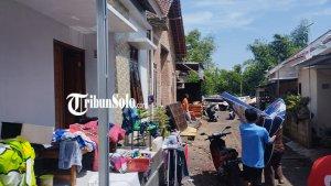 Warga-perumahan-di-Dukuh-Ledok-Desa-Sawahan-Ngemplak-Boyolali-membersihkan-rumah-akibat-banjir.jpg